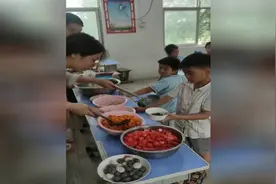 支教老师离别前为学生制作奶茶 学生依依不舍含泪告别致谢视频封面