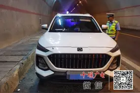 一小车停在隧道内！十堰高警多次拍打车窗，发现车内4人睡着了图片