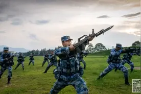 百炼成钢，海军陆战队某基地新兵毕业了图片