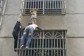 女童被卡三楼防盗窗，女子当“肉垫”支撑20分钟：下来才后怕图片