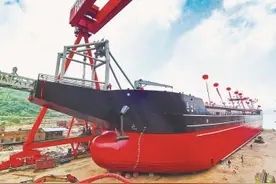 福建省民企建造最大自卸砂船下水图片