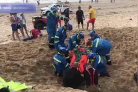 英国一名18岁少年沙滩上挖大坑将自己困住险窒息图片