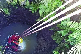 落入五米深井老汉爬不出 消防井口搭三脚架救起他图片