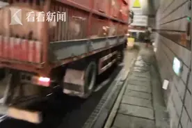 为给猪冲水降温！司机车停隧道打开消防栓...图片