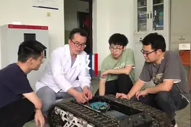 荆楚好老师｜花3年时间自编教材，自费运行教学网，让学生读懂单片机，“爱折腾”的老师爱学生爱得深沉图片