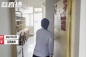 毕业生用干净宿舍和鲜花感谢宿管阿姨，还留下这些信和锦旗图片