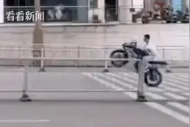 翘头、轰鸣...男子“炸街”秀车技 结局很舒适图片