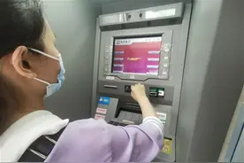 女子取现被扣27元手续费崩溃大哭，极目新闻记者走访武汉多家银行发现费用不低图片