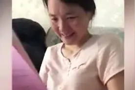 重庆：妈妈拆儿子北大录取通知书 笑着笑着眼睛就湿了视频封面