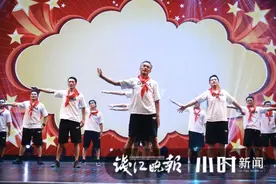 幼儿园毕业典礼上，男生外公C位领舞燃爆全场，意外走红图片