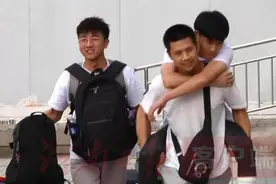 奔波近400公里！洛阳高校学子把受伤同学背回家图片