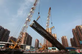看！40米长43吨重超大地连墙钢筋笼吊装入槽图片