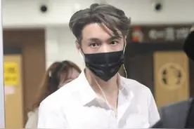 张艺兴现身上海录制节目 亚麻灰发色搭配衬衫牛仔裤清爽有型图片