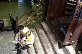 程序员到酒吧看欧洲杯，遇临时加班崩溃，路过外卖小哥接过电脑改代码图片