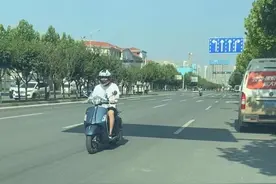 西安街头直击：骑摩托车不戴头盔的还真不少图片