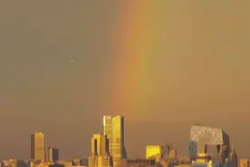 梦幻！当飞机飞越彩虹图片