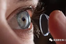 67岁老人做手术从眼中取出27片隐形眼镜，医生还以为是白内障图片