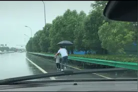 男童独自淋着雨奔跑，安徽夫妇停车将他送派出所，最新进展：孩子已回家图片