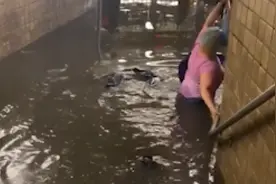 积水齐腰！纽约地铁站被淹，民众骑摩托艇出行视频封面