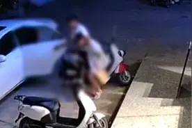 钦州一女子遭前男友强行拖拽上车，路人齐力施救视频封面