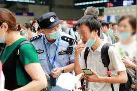 视频里看到了失踪8年的儿子！四川夫妇千里寻子，郑州民警帮其圆梦图片