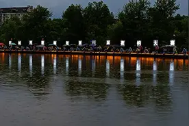 千年城河水面被霓虹灯点亮 泰州“凤城河夜泰美”夜钓大赛雨中上演图片