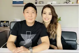 容祖儿合影偶像黎明为其打call 躲身后秒变迷妹图片