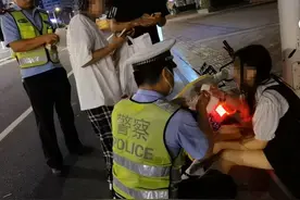 太危险！襄阳两女孩共骑共享电动车摔惨了图片