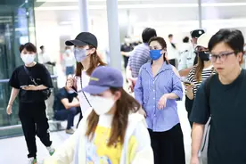 Twins合体现身机场 二人装扮低调十分亲和图片
