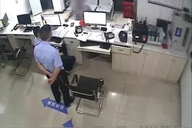 一夜在酒吧花掉十几万，榜单大佬敲诈直播间好友150多万，被人上门追债后自首图片