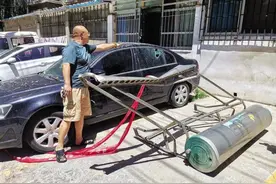 楼顶飞下热水器砸伤楼下4辆车图片