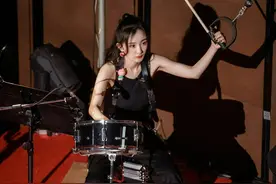 又美又飒！杨幂穿黑色工字背心打架子鼓 粉丝：幂姐好A图片