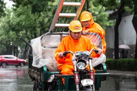 未雨绸缪！社工和物业补房顶修护坡发“神器”，居民心里踏实图片