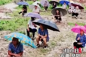 大爷大妈泥地中冒雨看戏2小时！剧团：非常感动，认真完成图片