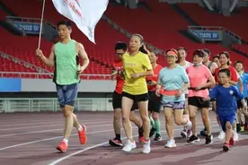 武汉体育中心主体育场跑道首次免费开放图片