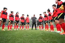 追光｜看王霜跳奥特曼舞，探营中国女足奥运集训图片