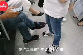 高温天上海地铁乘客呈骤增之势！拥挤车厢众多人翘“二郎腿”，走道呈“S”形｜酷暑直击图片