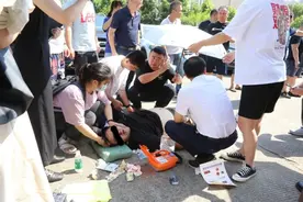 大学生跪地救人！师生接力与死神赛跑，赢了图片