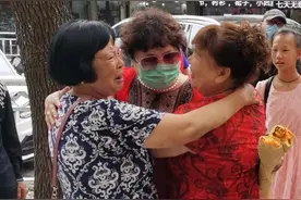 千里认亲！离散64年双胞胎相隔千里终团圆图片