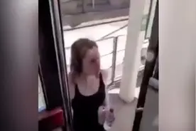 醉酒白人女子想带狗乘香港电车被拒，大骂“滚回中国”，司机：你就身在中国图片