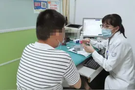 爸爸1米78，妈妈1米62，杭州高二男生身高只有1米60出头，医生一句话让他当场泪崩图片