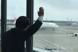 日本再赠AZ疫苗，谢长廷第三次送机改挥手目送，网友：捡日本不要的疫苗，“丢人现眼”图片