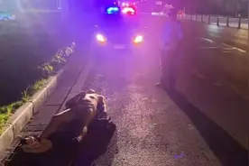 阜阳临沂商场附近，出现男子醉酒一幕，场面极其尴尬图片