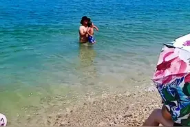 游客在烟台海边拍美景，无意中拍到小哥救溺水幼童！网友：拯救了一个家图片