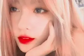 持靓鲨人！鞠婧祎分享粉发臭美自拍视频 粉丝：像个小精灵图片