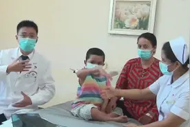 ​好消息！新疆和田断臂男孩恢复良好，手臂已可以抬起视频封面