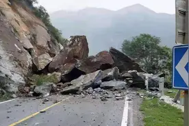 109国道塌方处巨石挡路，多部门奋战9个多小时抢通道路图片