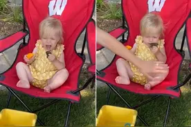 小女孩抓起蟾蜍放嘴里 妈妈吓得立即拍掉图片