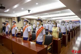 湖北为两地高级消防员晋升救援衔图片