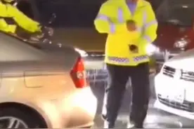 超帅！山东德州民警下班接女友路遇堵车，暴雨中秒换制服指挥交通图片